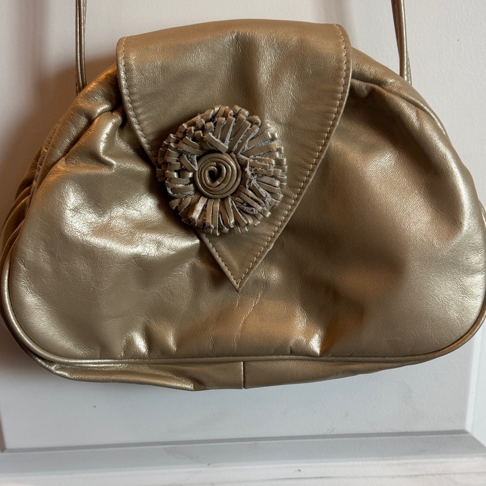 Elegant Gold Women's Shoulder Bag with Floral Detail